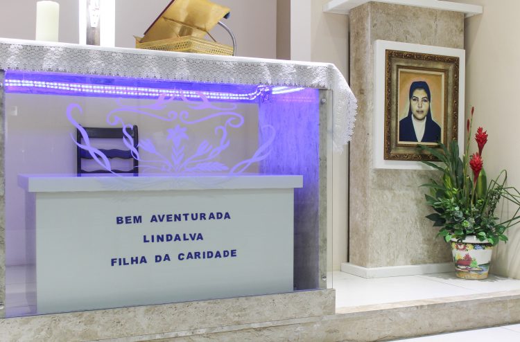 Túmulo da Beata Lindalva de Oliveira, assassinada em 1993, no abrigo para idosos na Bahia 