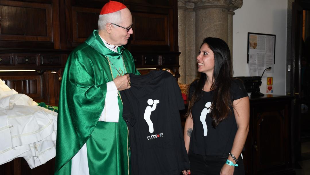 Cardeal Scherer recebe a camiseta do movimento Click a Pé (Luciney Martins/O SÃO PAULO)