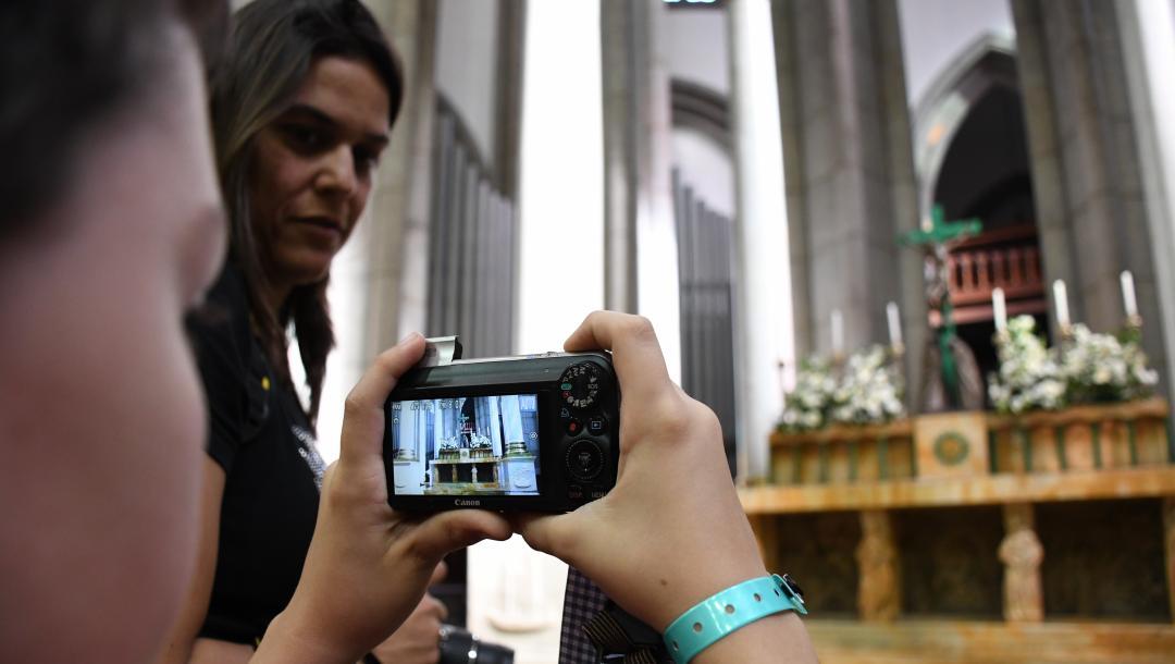 Participantes tiram foto do altar da Catedral (Luciney Martins/O SÃO PAULO)