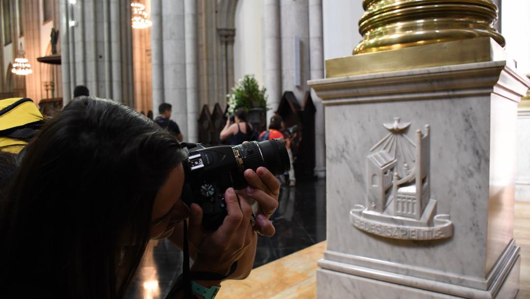 Participantes tiram foto do interior da Catedral (Luciney Martins/O SÃO PAULO)