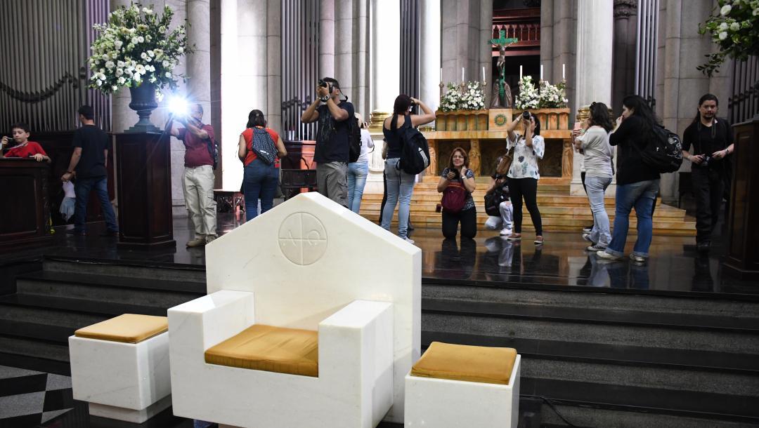 Participantes tiram foto do altar da Catedral (Luciney Martins/O SÃO PAULO)
