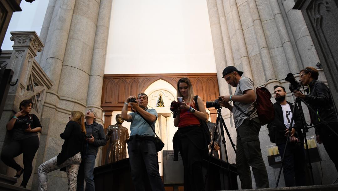 Participantes tiram foto do interior da Catedral (Luciney Martins/O SÃO PAULO)