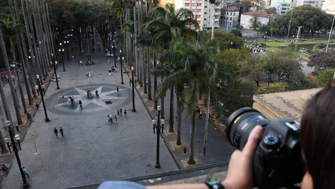 Participante tira foto da Praça da Sé (Luciney Martins/O SÃO PAULO)