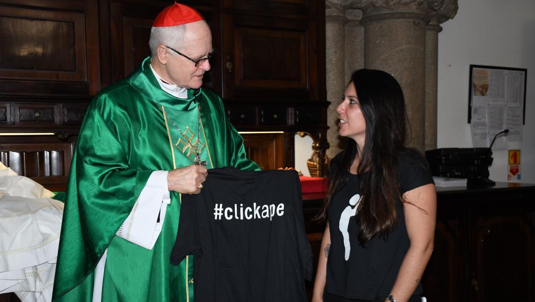 Cardeal Scherer recebendo a camiseta do movimento Click a Pé (Luciney Martins/O SÃO PAULO)