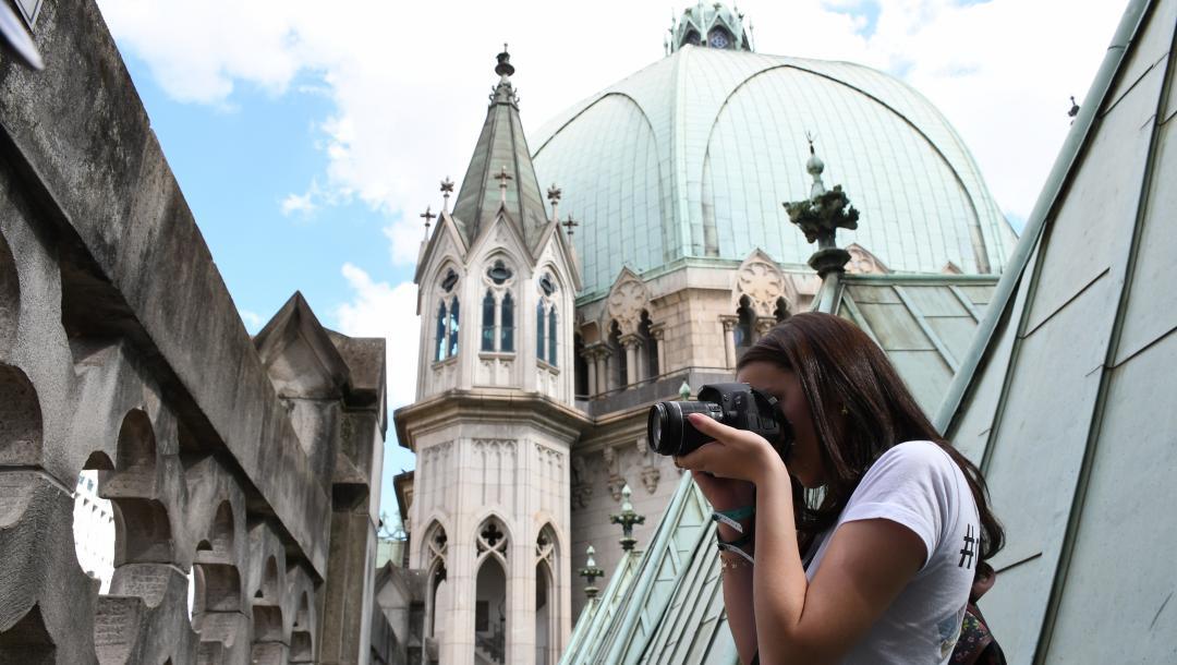 Participante tira foto do telhado da Catedral (Luciney Martins/O SÃO PAULO)