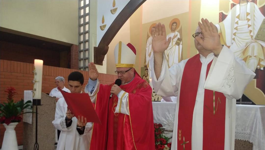 Dom Jorge Pierozan, celebrou no domingo, 6, o sacramento da Crisma, para 43 jovens e adultos, na Paróquia Santo Antônio do Lausanne, na Região Santana - Crédito; José Henrique 