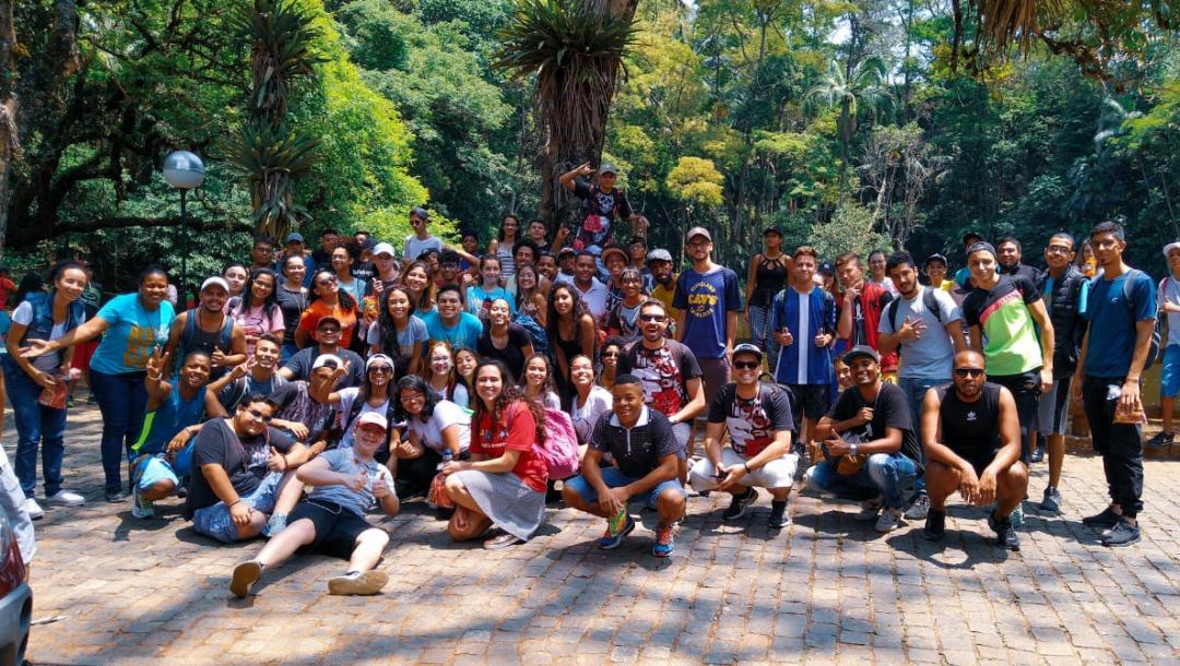 No sábado, 26, a Comunidade Católica Shalom, instalada no Parque Taipas, na Região Brasilândia, organizou uma trilha com quase 120 jovens no Pico do Jaraguá - Crédito: Luana Barbosa