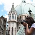 Participante tira foto do telhado da Catedral (Luciney Martins/O SÃO PAULO)